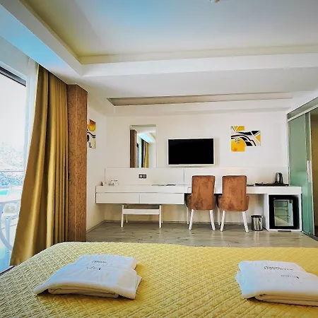 Hotel Rhapsody And 3*
