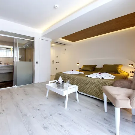 Rhapsody And Hotel 3*